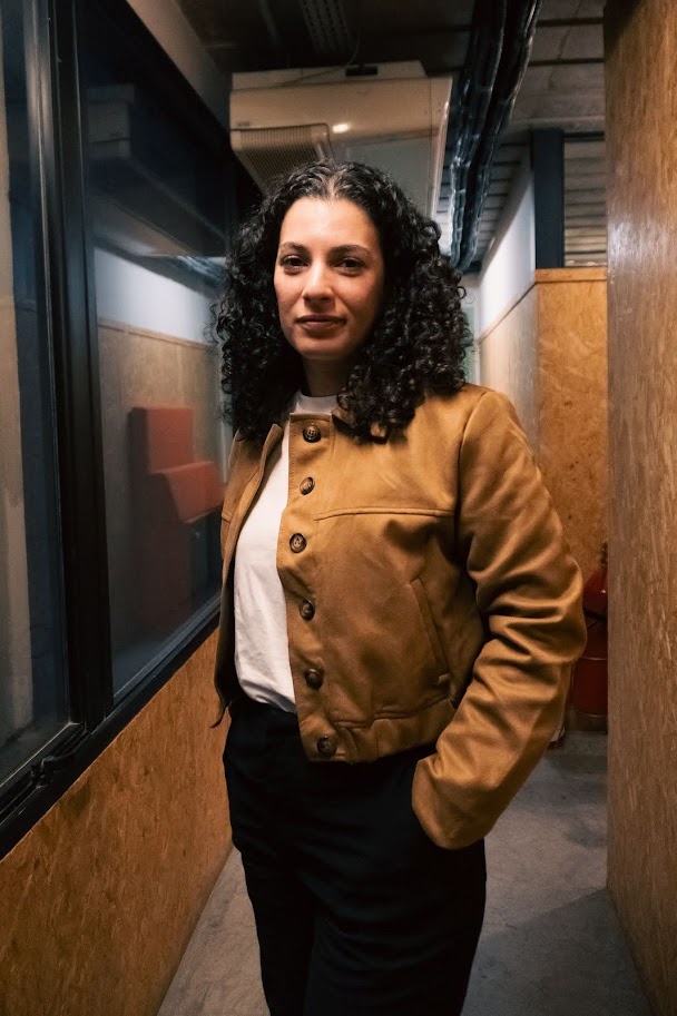 Foto da Cathrine Garro em um curso sobre SEO e GEO